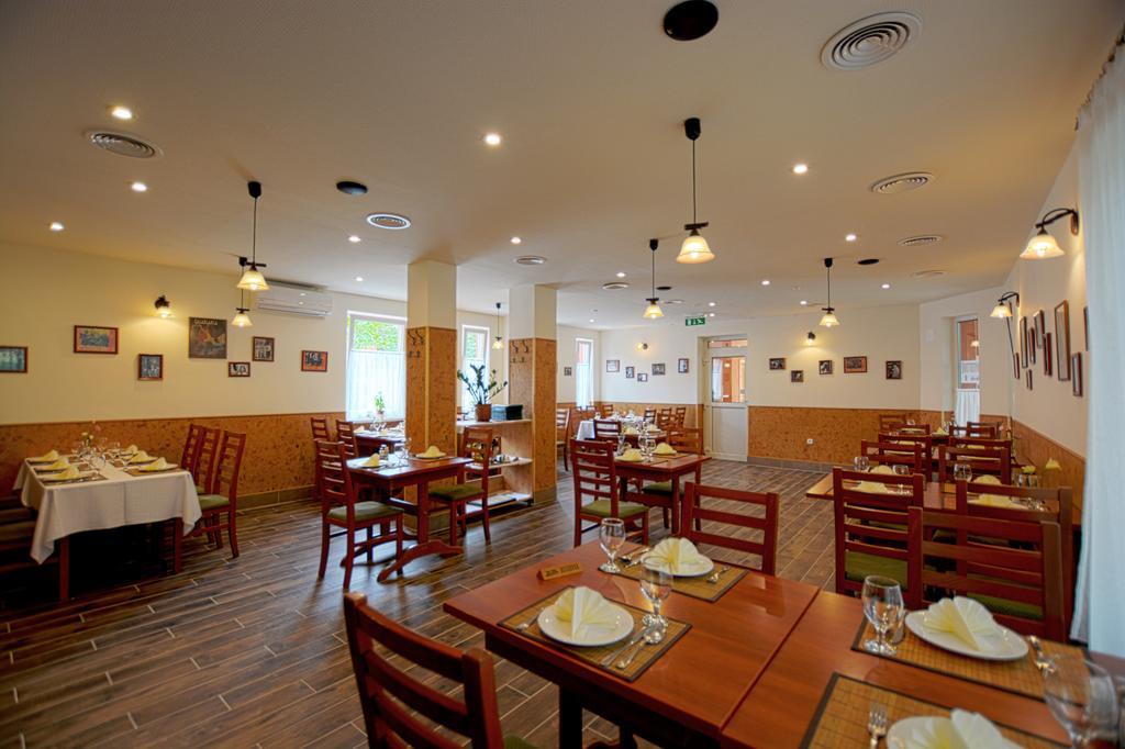 Casablanca Rooms And Restaurant Дебрецен Екстер'єр фото